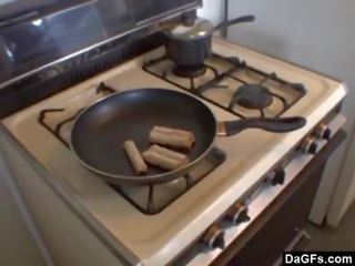 Дебели на средна възраст прави breakfast в на кухня