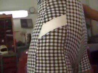험악한 브루 넷의 사람 더블 엿 에 자동차 가게