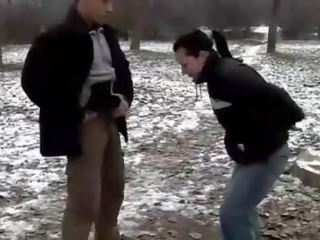 Youngster чукане и писинг на грозен мадама