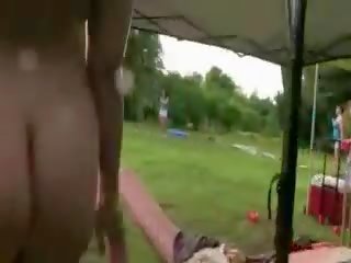 তরুণ পরিণত উপর দম্পতি চোদা মধ্যে বাগান