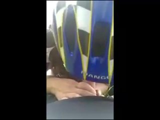 আরাধ্য হাতের কাজ থেকে বালিকা সাইকেলে পারদর্শী