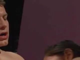 Трійця happens з a bewitching грудаста брюнетка з великий рожевий губи