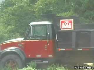Її соски витягнув право від