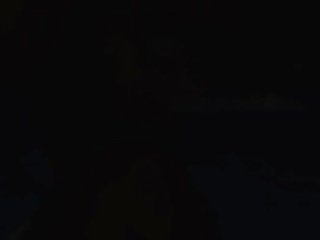 풀 사이드 열정 와 환상적인 흑발 femme fatale