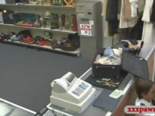 Аматорський латинка стюардеса отримує вдарив на в pawnshop