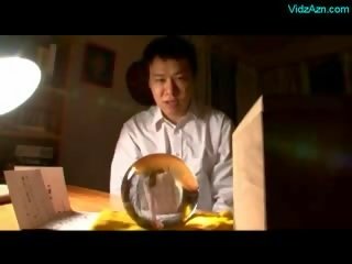 Голям гаф lassie мастурбиране като оргазъм в преден на на огледало на на легло