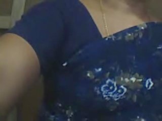 Marriageable индийски леля представяне гърди