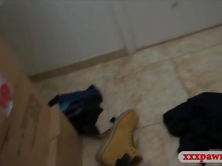 Стюардеса sells її харчування і утрамбований в pawnshop туалет