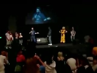مختلف الهاوي الملبس أنثى العاري ذكر adolescent يتبول في مرحلة