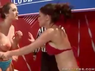 汗 褐髮女郎 帥哥美女 在 bikinies 有 難以置信 女同志 的劇烈爭吵