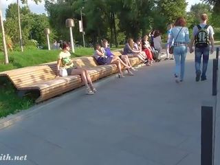 Jeny smith walks trong một công viên không quần lót lên váy xem