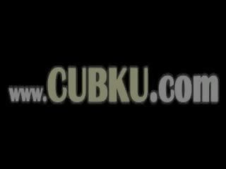 Брюнетка в в ванна кімната з фалоімітатор