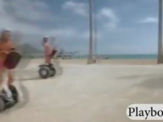 Glorious дівчинки користувалися з оголеними грудьми jetski дію на в місцевий regatta