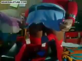 আবলুস বাঁকানো বালিকা ঝাঁকুনি তার খাড়া বাড়া