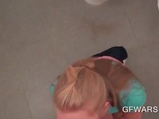 Marvellous 尻 ブロンド 取得 上の 彼女の 膝 のために a ベナン