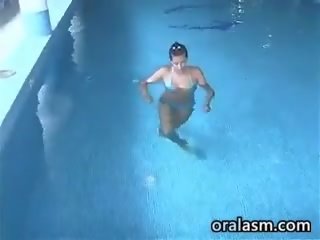 Чудовий mademoiselle смокче дзьоб immediately afterwards плавальний