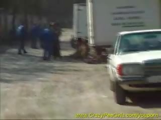 Грудаста школярка pees назовні