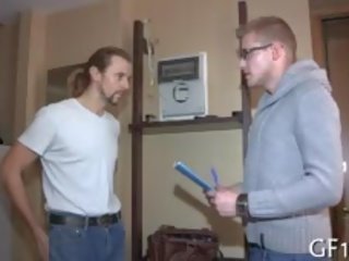 І потім juvenile приймає його one-eyed неймовірно величезний