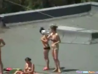 Libidinous кучки tanning на на покрив
