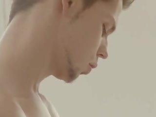 귀여운 가슴 과 큰 부푼 niples