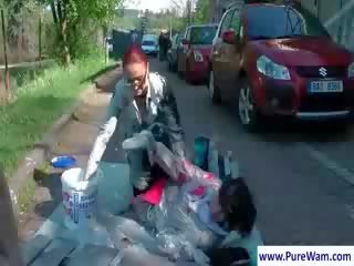 Жени получава див в това на открито wam сцена
