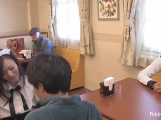 楽しいです アジアの ウエートレス 与えます ダブル フェラチオ