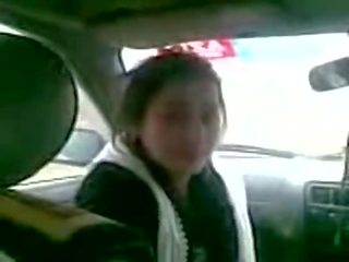 Два пара романтика в машина