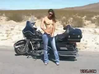 브루 넷의 사람 인형 병아리 할리 davidson bike