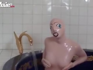Tanja 需要 一 浴 在 她的 膠乳 xxx 電影 娃娃 服裝