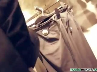 Блондинки аматьори има възрастен видео в stores смяна стая