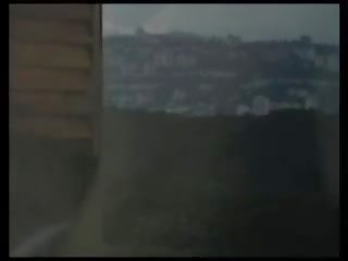 Short-haired брюнетка plowed в готель кімната