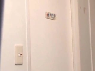 Медицинска сестра мастурбира в обществена тоалетна