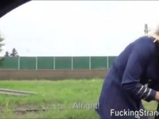 Очарователни стюардеса christen кортни hitchhikes и чука