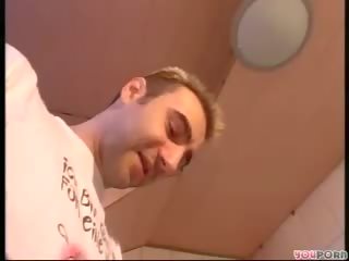 Він measures її walls і вона measures його вал