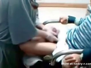 Медицинска сестра давайки духане към invalid пич