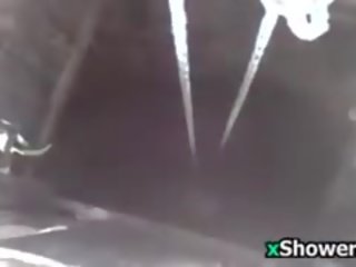 穷 lassie 洗涤 她的 体 在户外