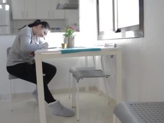 First-rate пара трахання в в кухня в той час як грати на він iv
