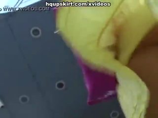 Публічний під спідницею миготливий damsel крупний план
