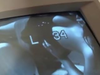 Брюнетка бродяга дме укол на отвір слави
