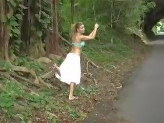Pleasant блондинки damsel публичен позиращ