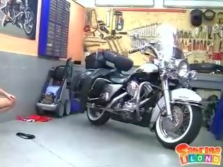 Oversexed 金發 青少年 同 小 奶 剝離 由 該 motor bike