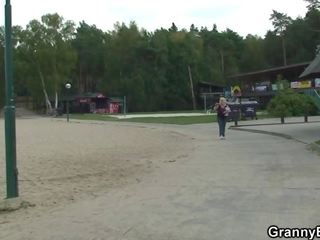 Той удря 70 години стар бабичка в на смяна стая