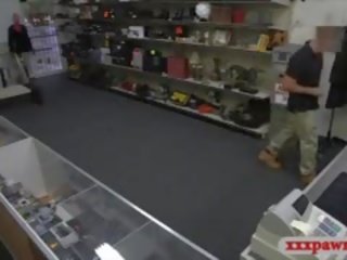 Чудовий офіціантка pawns її муфта і трахкав по pawn хранитель