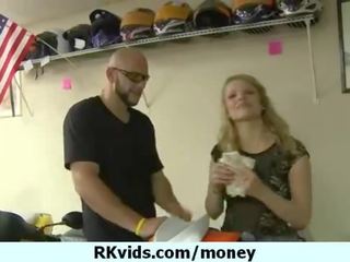 Плащане за голота и хубав секс клипс в публичен 3