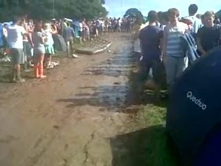 Голий в в mud в публічний одягнена жінка голий чоловік