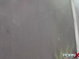 Pornxn 灌注 金发 公 蹲便器