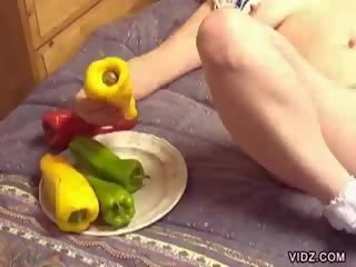 高兴 四月 阵雨 shoves peppers 在 猫