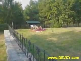 Молодий russians трахання в в сад