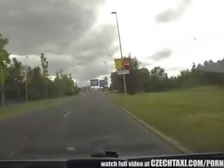 Czechtaxi многократен женски пол оргазъм в на задна седалка