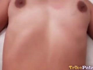 Нахален млад азиатки с презрамки прецака и creampied от туристически